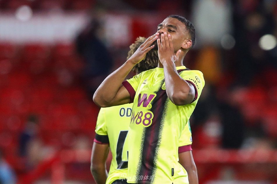 捧起冠军奖 捧起冠军奖